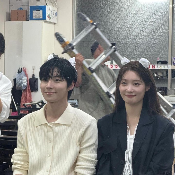 <p>Penayangan drama Korea <em>Family By Choice</em> mendapat sambutan baik dari para penonton. Salah satu yang jadi sorotan dari drakor ini adalah <em>chemistry</em> yang terjalin antara Jung Chaeyeon dan Hwang In Youp sebagai pemain. (Foto: Instagram @j_chaeyeoni)</p>