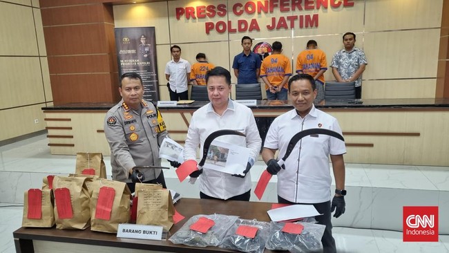 Polisi mengungkap peristiwa pembacokan saksi calon bupati Pilkada Sampang bermula dari agenda kunjungan calon Slamet Junaldi.