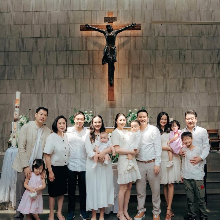 <p>Pamela dan sang suami, Armand Gunawan, melangsungkan acara pembaptisan sang putra di sebuah gereja. Acara ini turut dihadiri oleh keluarga besarnya. (Foto: Instagram: @pammybowie)</p>