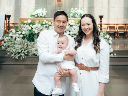 7 Potret Pembaptisan Putra Pertama Pamela Bowie, Kompak Serba Putih