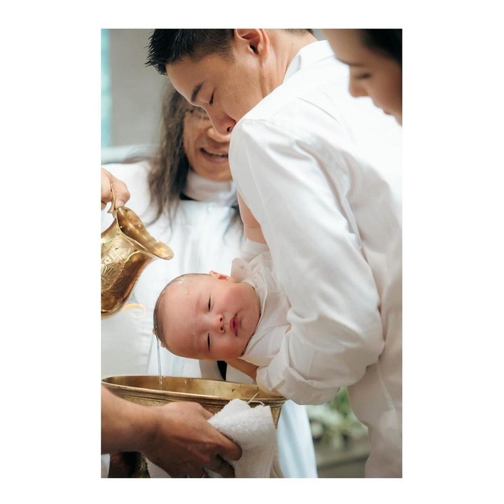 <p>Baby Oliver terlihat tenang dan tidak rewel saat digendong oleh sang Ayah. Baby Oliver bahkan tanpak tertidur ketika air mengaliri kepalanya. Gemas banget, ya! (Foto: Instagram: @pammybowie)</p>