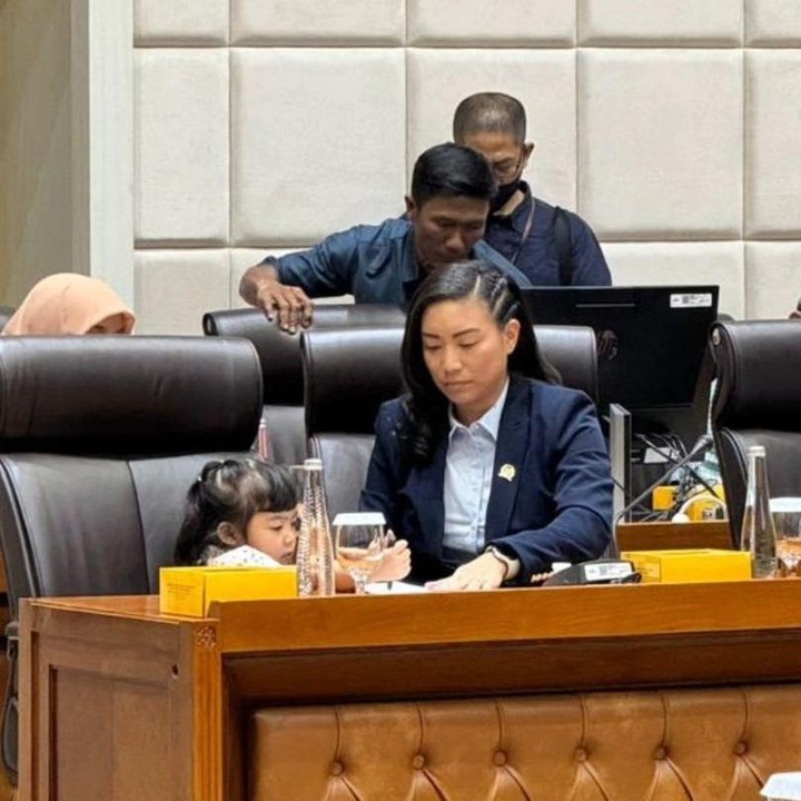 <p>Dalam satu foto, Sara tampak beberapa kali melakukan interaksi dengan putrinya. Ia tetap fokus bekerja sambil mengasuh sang putri. Wah, <em>super mom</em> banget ya, Bunda! (Foto: Instagram @rahayusaraswati)</p>