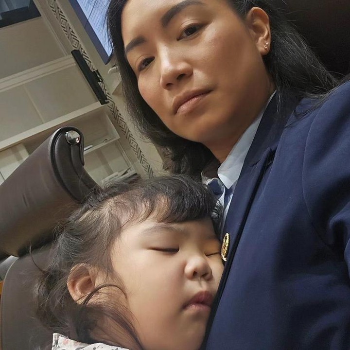 <p>Menemani sang Bunda rapat tampaknya cukup melelahkan bagi Janissa. Saat rapat tersebut, ia sempat tertidur di pelukan Sara. Momen tersebut dibagikan Sara dalam unggahan di Instagram. (Foto: Instagram @rahayusaraswati)</p>