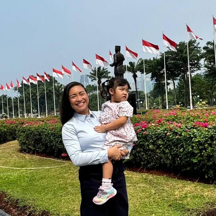 <p>Aktris dan politisi Rahayu Saraswati sudah beberapa tahun belakangan ini terjun ke dunia politik. Meski kini disibukkan dengan pekerjaan sebagai politikus, perempuan yang akrab disapa Sara ini tak ingin mengesampingkan perannya sebagai Bunda dari tiga anak. (Foto: Instagram @rahayusaraswati)</p>