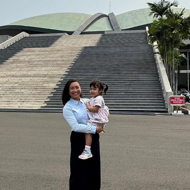 <p>Sara terlihat bahagia bisa mengajak anaknya ke gedung DPR untuk menemaninya bekerja. Ia juga senang karena Janissa mau diajak olehnya. Sebagai orang tua, Sara mengatakan bahwa ia akan terus mendukung sang putri dalam mengejar mimpinya. "Kalau nanti dia mau jadi penyanyi, atau penari, atau atlet, atau astronot, presiden sekalipun, mamanya hanya akan memastikan dia mendapatkan pendidikan terbaik dan memberikan dia bekal karakter yang dibutuhkan untuk menjadi seorang pemimpin yang bijak, baik hati, dan murah hati," tulisnya. (Foto: Instagram @rahayusaraswati)</p>