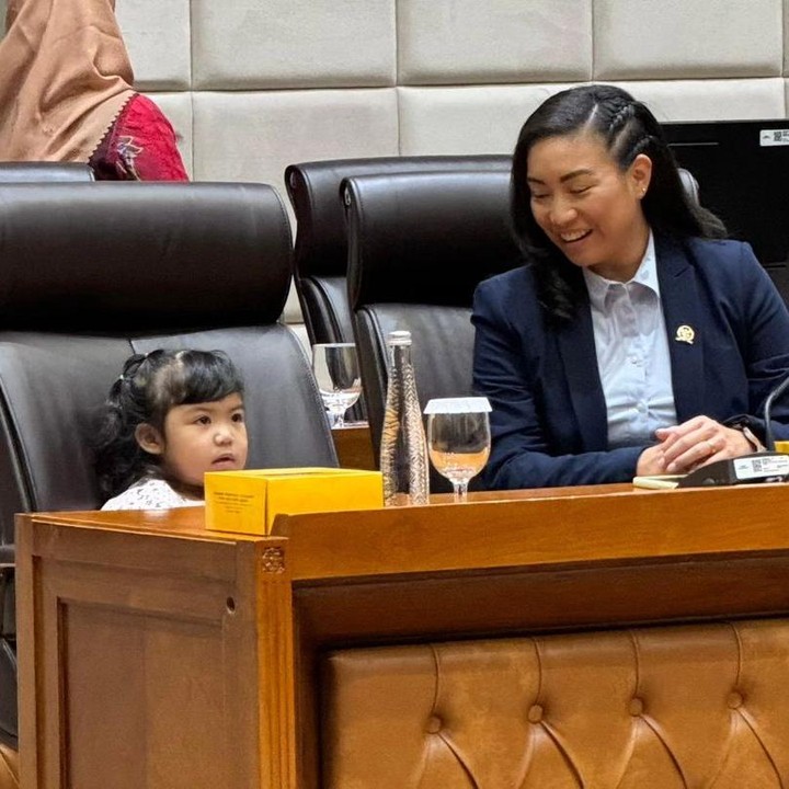 <p>Baru-baru ini, Sara membagikan momen saat anak bungsunya, Janissa Shailaputri Dewanto, ikut rapat di gedung DPR. Sara sengaja mengajak Janissa lantaran putrinya itu tak mau ditinggal di rumah. "Pimpinan termuda ikut memimpin sidang Komisi VII. Ga mau ditinggal di rumah ya sudah ikutlah mama ke kantor," tulis Sara. (Foto: Instagram @rahayusaraswati)</p>