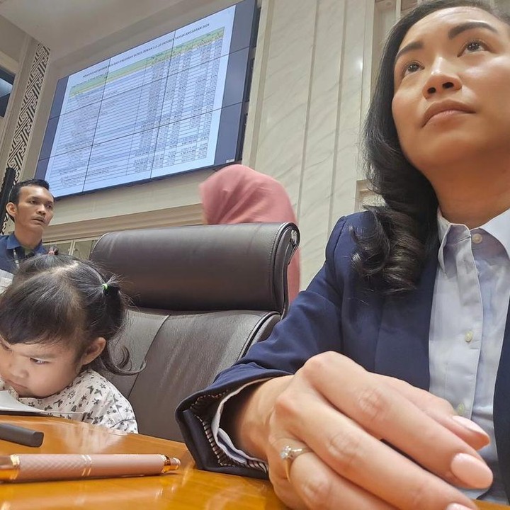 <p>Sepanjang sang Bunda rapat, Janissa terlihat anteng lantaran melakukan aktivitas yang membuatnya fokus. Tampaknya, Sara sudah menyiapkan semua itu agar anaknya tidak rewel selama ikut ibundanya rapat. (Foto: Instagram @rahayusaraswati)</p>