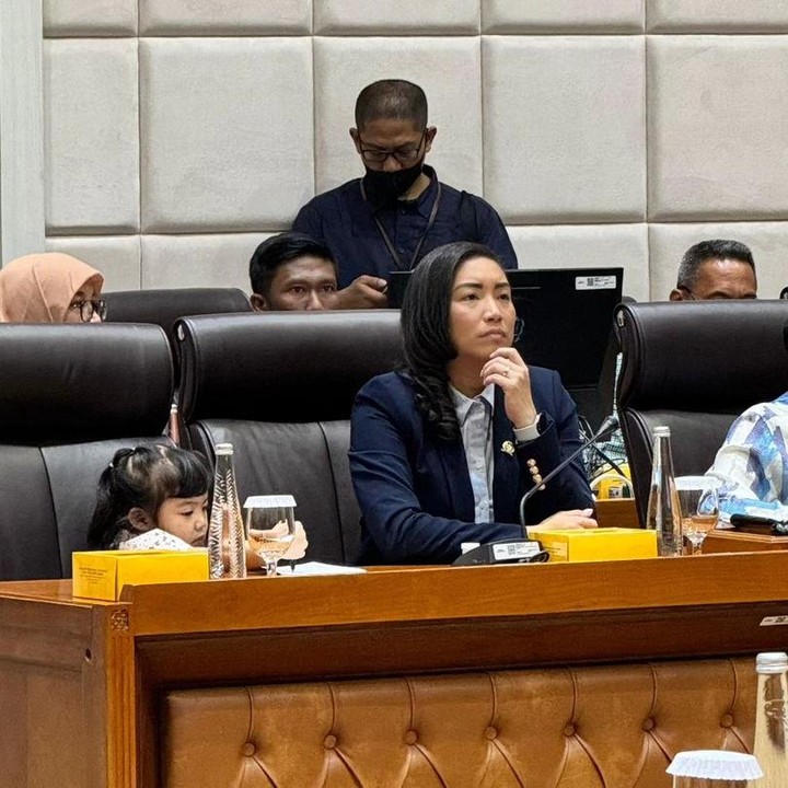 <p>Dalam unggahan yang dibagikan, Janissa tampak anteng saat duduk di sebelang sang Bunda yang tengah rapat dengan beberapa anggota DPR lainnya. Menurut Sara, putrinya itu memang punya rasa percaya diri untuk tampil. "Nih anak emang ga ada rasa takut atau malu samsek. Dia tahu yang dia mau, tidak takut mengatakan tidak, dan berani tampil," ungkap Sara. (Foto: Instagram @rahayusaraswati)</p>