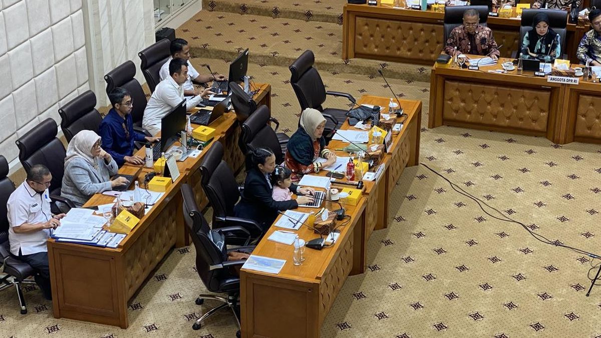 Batal Mundur, Sara Ponakan Prabowo Kembali Pimpin Rapat DPR