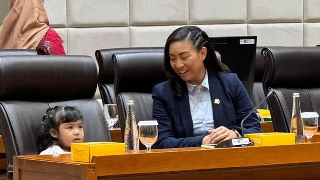 Keren! Rahayu Saraswati Rapat Komisi VII DPR Sambil Pangku Sang Putri