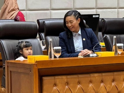 Keren! Rahayu Saraswati Rapat Komisi VII DPR Sambil Pangku Sang Putri