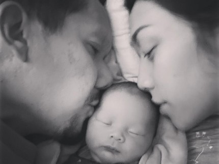 Istri Angga Puradiredja Maliq & d'Essentials Melahirkan Bayi Laki-laki, Namanya Indah Bun