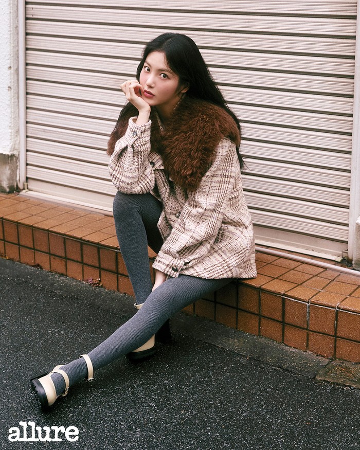 Shin Ye Eun tampil memikat dengan kemeja kotak-kotak yang dilengkapi kerah bulu domba coklat, ikat pinggang kulit, dan sepatu hak tali dari O’2nd, memancarkan gaya hangat dan klasik. / Foto: Allure Korea