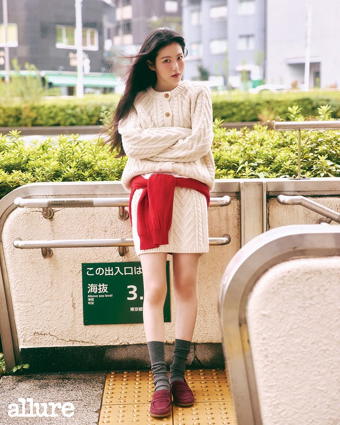 Shin Ye Eun tampil simpel dan elegan dalam balutan outfit rajut berwarna cream yang lembut, yang dilengkapi dengan kardigan di pinggang dari Somewhere Butter. Ia menambah sepatu penny loafers dari Rockport yang chic dan nyaman. / Foto: Allure Korea