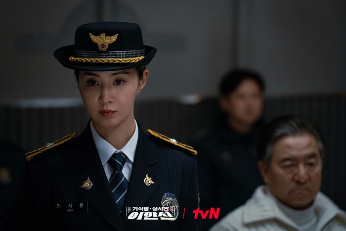 So, buat kamu yang penasaran dengan akting dan aksi laga Yuri SNSD sebagai detektif, jangan lupa saksikan drama Parole Examiner Lee di Vidio, ya./ Foto: instagram.com/tvn_drama
