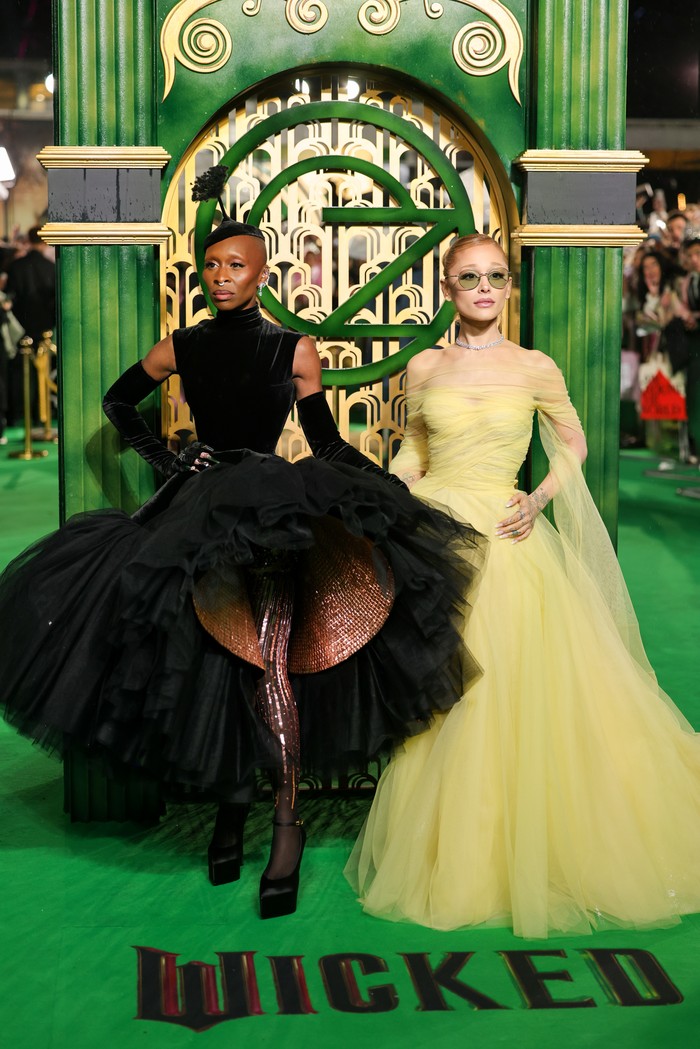 Di penghujung tur, yaitu premier London (18/11), bintang Elphaba menuai perhatian lewat gaun couture dari Schiaparelli. Aksentuasi unik terletak pada glitter tembaga yang mengintip dari balik rok tulle dramatisnya. Pemenang Tony Award itu turut memadukan opera gloves, hair piece dan perhiasan dari De Beers. Berdiri di sebelahnya, Ariana Grande memukau lewat gaun pastel yang elegan dari Ralph Lauren Collection. Gaun dengan susunan layer silk itu dipadu padan dengan sunglasses serta kalung choker/ Foto: Max Cisotti/Dave Benett/WireImag/Dave Benett