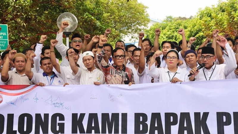Wakil Menteri Ketenagakerjaan (Wamenaker) Immanuel Ebenezer Gerungan, atau yang akrab disapa Noel, mengajak para karyawan PT Indonesia Farma Tbk (Indofarma Tbk)