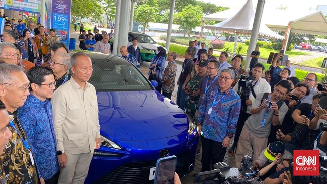 Mobil hidrogen Toyota Mirai menjadi salah satu mobil yang disambangi langsung oleh Menteri Perindustrian Agus Gumiwang di GJAW 2024.