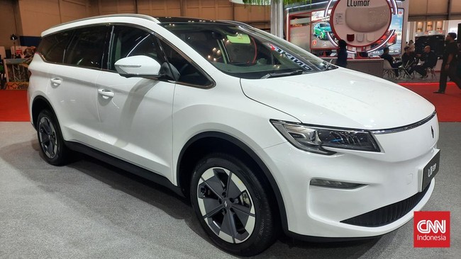 Aletra menjual mobil pertamanya, L8 EV, dengan harga mulai Rp415 juta sampai Rp488 juta.