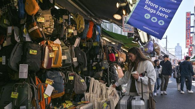 Untuk memerangi overtourism yang semakin meresahkan, pemerintah luncurkan strategi baru dengan menaikkan pajak turis dan memperluas pungutan akomodasi.