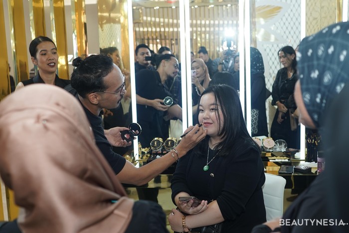 B-Nation berkesempatan melihat demo produk dan mencoba teknologi canggih YSL Beauty yang baru diperkenalkan di Indonesia, yaitu Rouge Sur Mesure.
