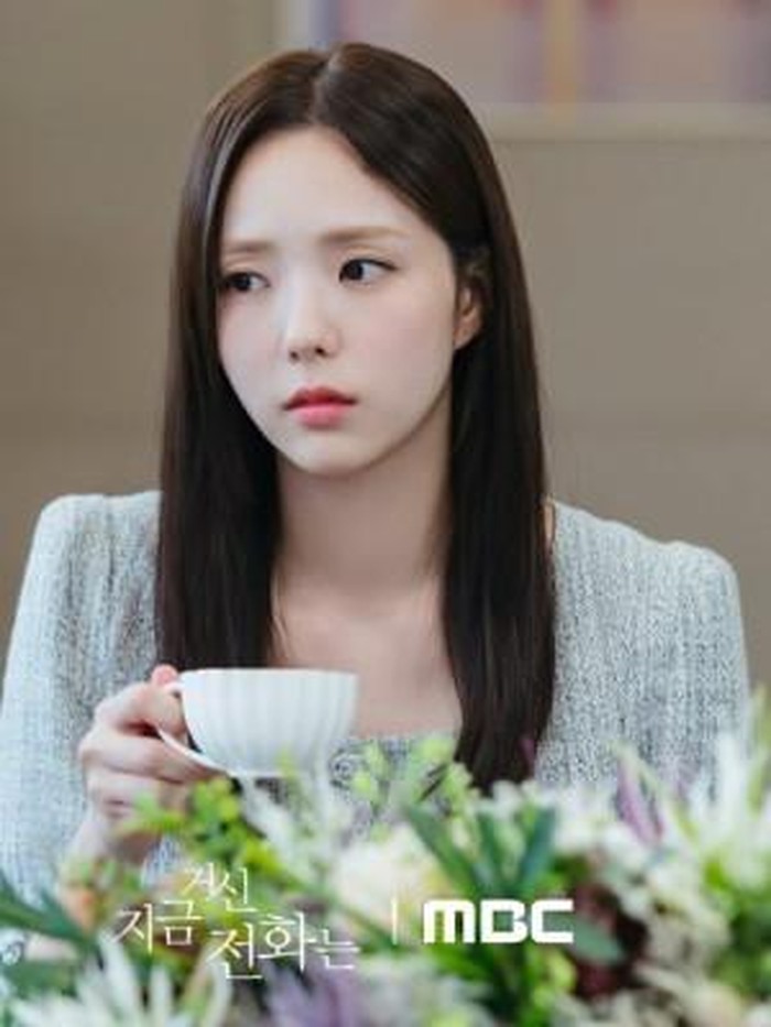 Tidak kalah stylish, Chae Soo Bin juga menggunakan outfit bernuansa tweed yang modis dan trendy, Beauties./ Foto: instagram.com/mbcdrama_now