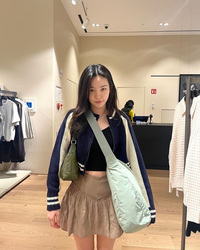 Di kehidupan sehari-harinya, penampilan Choi Won Jin pun tak kalah memesona dari selebriti. Perempuan kelahiran tahun 2003 tersebut suka memadukan pakaian dalam gaya casual dan chic./ Foto: instagram.com/_won_jin_2_jin