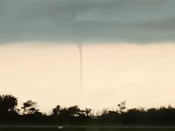 Detik-detik Waterspout di Perairan Selatan Bandara YIA Terekam Kamera