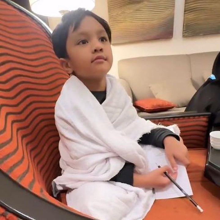 <p>Inara juga mengunggah foto putra keduanya, Faithlee atau akrab dipanggil Ali. Anak kedua Inara ini tampak sedang duduk dengan mengenakan kain kain ihram lengkap. (Foto: Instagram @mommy_starla)</p>