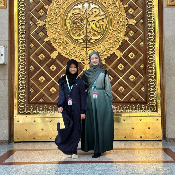 <p>Inara terlihat begitu bahagia saat berada di Madinah bersama sang putri. Dalam beberapa foto, Inara tampak selalu menggandeng dan merangkul putrinya itu selama menunaikan umrah. (Foto: Instagram @mommy_starla)</p>