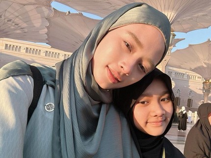 5 Potret Inara Rusli Umrah Bareng Ketiga Anaknya