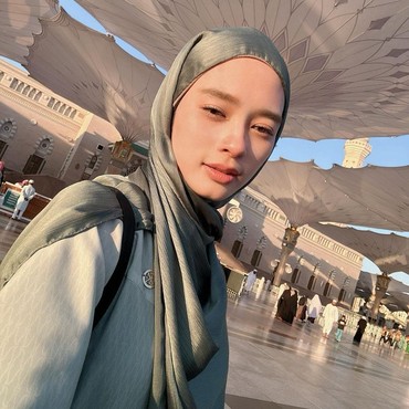 Inara Rusli Ungkap Sosok Pria yang Dipanggil Ayah oleh Anak Virgoun saat Umrah