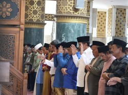Bareng Luthfi-Yasin, Jokowi Salat Jumat di Masjid Agung Al Aqsha Klaten