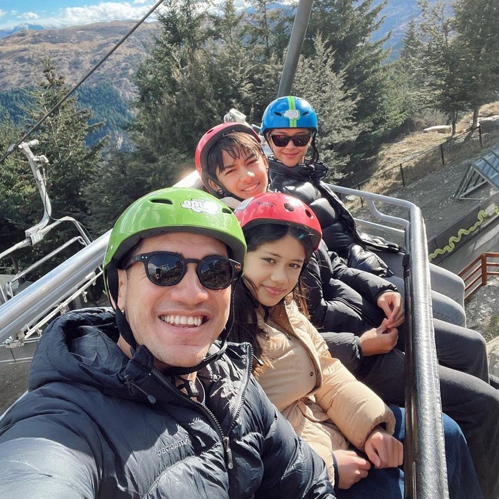 <p>Setelah menikah dengan Andrew White pada tahun 2006, Nana Mirdad dikaruniai dua orang anak, Bunda. Mereka adalah Jason Deandra White dan Sarah Deana White. (Foto: Instagram: @andrew.white._)</p>