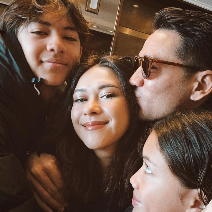 <p>Meski sudah 18 tahun menikah, Nana dan Andrew masih terlihat kompak dan mesra. Keduanya pun kerap mengunggah momen kebersamaan melalui laman Instagram. (Foto: Instagram: @andrew.white._)</p>