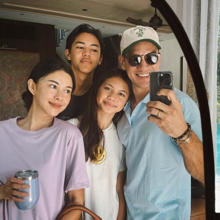 <p>Keluarga Nana Mirdad dan Andrew White ini juga dijuluki sebagai family goals lho, Bunda. Hal ini karena mereka selalu menyempatkan waktu untuk berkumpul bersama di tengah kesibukan meski untuk memasak makan malam. (Foto: Instagram: @andrew.white._)</p>