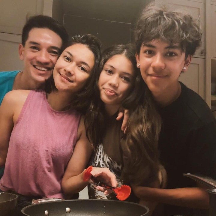 <p>"Pentingnya waktu bersama keluarga! Sesibuk apapun, selelah apapun kami, kami selalu berusaha untuk makan malam bersama. Kami berbagi cerita, mendengarkan hal-hal baik dari hari masing-masing dan juga hal-hal buruk, tetapi setidaknya kami bisa duduk bersama dan saling bercerita tentang keadaan kami. Dan makan malam keluarga malam ini dibuat oleh Ibu dan Sarah. Aglio e olio udah yang lezat dengan asparagus, yummy!" ujar Andrew. (Foto: Instagram: @andrew.white._)</p>
