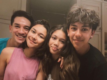 7 Potret Keluarga Nana Mirdad dan Andrew White, Paras Sang Putra Curi Perhatian