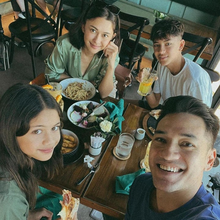 <p>Banyak netizen yang justru salah fokus dengan sosok Jason nih, Bunda. Tidak sedikit yang mengungkap parasnya semakin tampan bak sang Ayah. (Foto: Instagram: @andrew.white._)</p>