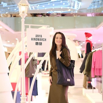 Perdana di Indonesia, Koleksi Uniqlo x ANYA HINDMARCH Rilis Hari Ini