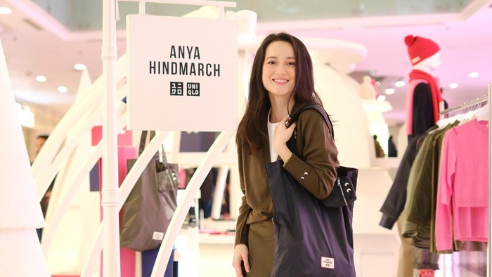 Perdana di Indonesia, Koleksi Uniqlo x ANYA HINDMARCH Rilis Hari Ini
