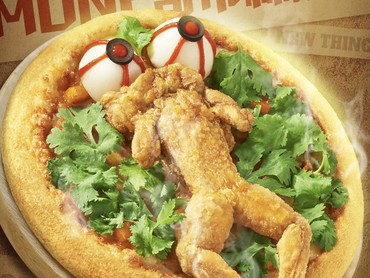 Unik Banget, Pizza Ini Disajikan dengan Topping Kodok Goreng Tepung Plus Daun Ketumbar