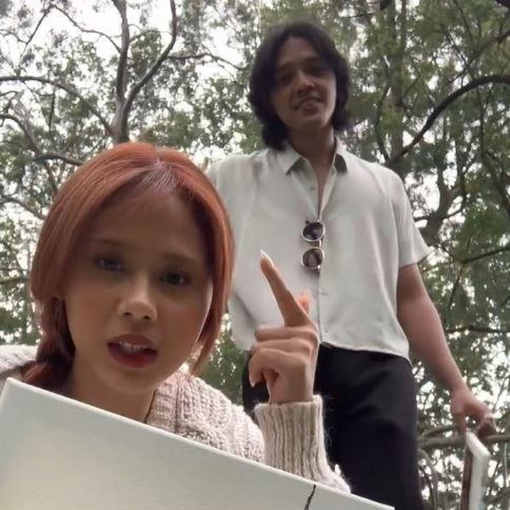 <p>Pasangan ini menghabiskan waktu dengan melukis bersama, Bunda. Nadin dan Faishal tampaknya sudah merencanakan untuk quality time berdua dan melakukan aktivitas ini. (Foto: Instagram @cakecaine)</p>