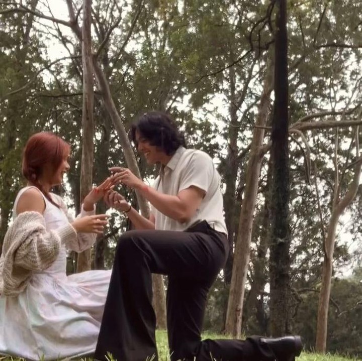 <p>Dalam unggahan yang dibagikan, Nadin tampaknya tidak mengetahui rencana sang kekasih untuk melamarnya. Meski tampak kaget, Nadin Amizah terlihat bahagia dan langsung menerima lamaran Faishal. "<em>just two kids, the happiest whenever together</em>. (Hanya dua 'anak kecil', paling bahagia saat bersama)," tulis Nadin. (Foto: Instagram @cakecaine)</p>