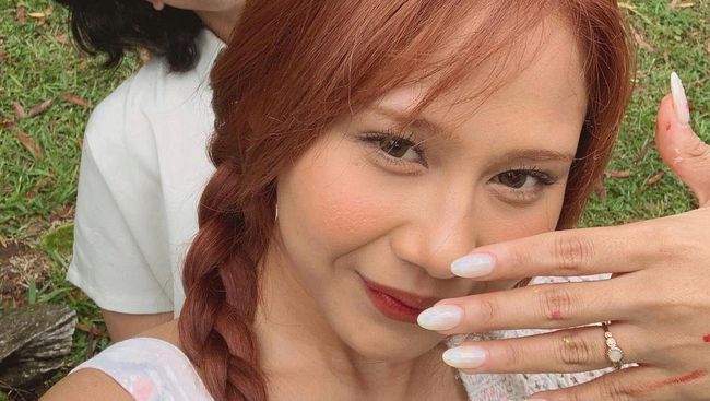 7 Potret Nadin Amizah Dilamar Sang Kekasih Faishal Tanjung Adik Sheila Dara, Romantis Banget Bun!