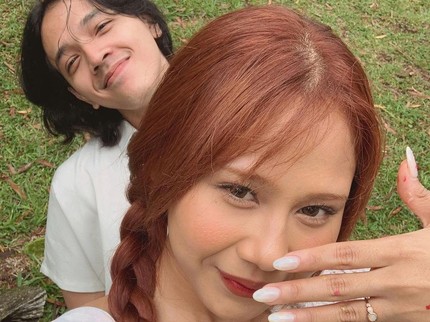 7 Potret Nadin Amizah Dilamar Sang Kekasih Faishal Tanjung Adik Sheila Dara, Romantis Banget Bun!