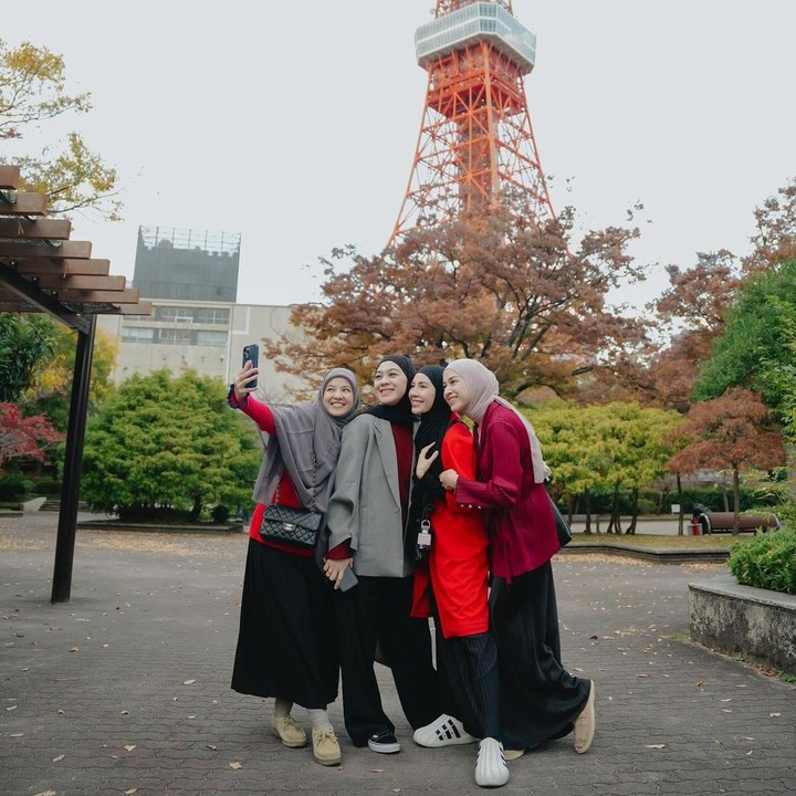<p>Momen itu diketahui langsung melalui <em>postingan</em> yang diunggah mereka di Instagram pribadi. "Alhamdulillah kembali bisa jalan sambil kerja bareng kesayangan ini lagii.. hello Assalamualaikum Tokyooo," tulis Dian, dikutip dari laman <em>Instagram@dianayulestari,</em> Jumat (22/11/2024). (Foto: Instagram@dianayulestari)</p>