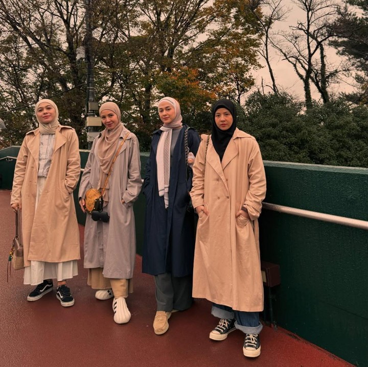<p>Pertemanan antara Natasha Rizky, Dian Ayu Lestari, Ratna Galih, hingga Nina Zatulini tampaknya sudah diketahui banyak orang. Para perempuan cantik ini juga kerap membagikan potret kedekatannya di media sosial. (Foto: Instagram@ratnagalih)</p>