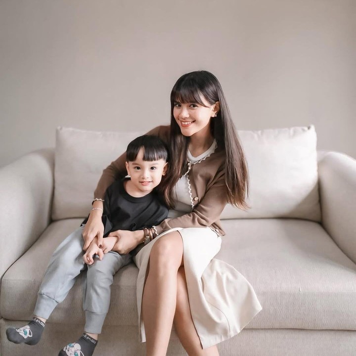 <p>Selain gemas dengan gaya berpakaian Anzel, tidak sedikit pula netizen yang salah fokus dengan paras Si Kecil, nih. Banyak yang mengatakan Anzel sangat mirip dengan artis Korea, lho. (Foto: Instagram: @audimarissa)</p>