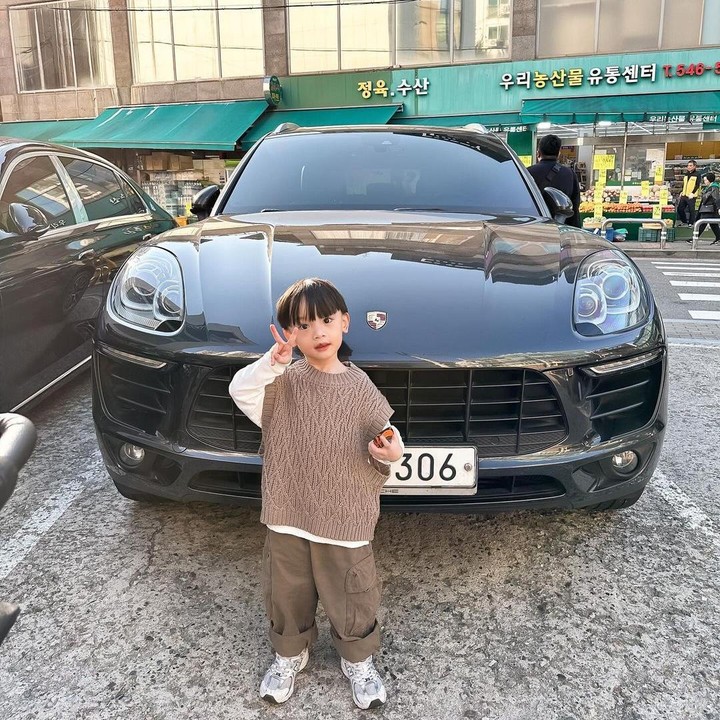 <p>"Suka <em>pict</em> yang mana nih dari Anzel? Mohon maaf ini fotonya depan mobil terus karena itu dia yang mau. Kalau jalan ketemu mobil yang dia tau dan suka langsung minta dipotoin," ungkap Audi seraya mengunggah potret sang anak. (Foto: Instagram: @audimarissa)</p>